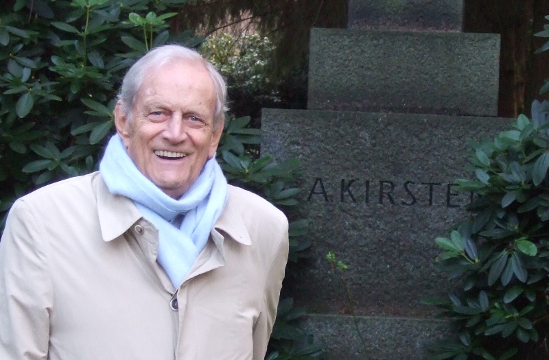 Harald Adolph Kirsten an der Familiengrabstätte Friedhof Ohlsdorf im Jahr 2008. Er selbst liegt dort seit Dezember 2021 begraben.